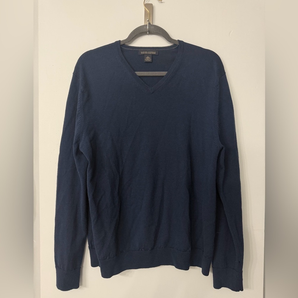 Banana Republic 100% Extra Fine Merino Wool Men’s Navy Blue V-neck Light Sweater